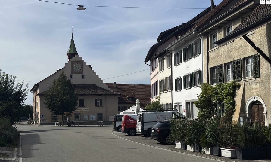 Dorfplatz von Gächlingen, mit historischem Gebäude und Uhrturm
