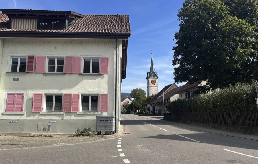 Straße in Gächlingen, mit dem Haus 'Zur Krone' und der Kirche im Hintergrund