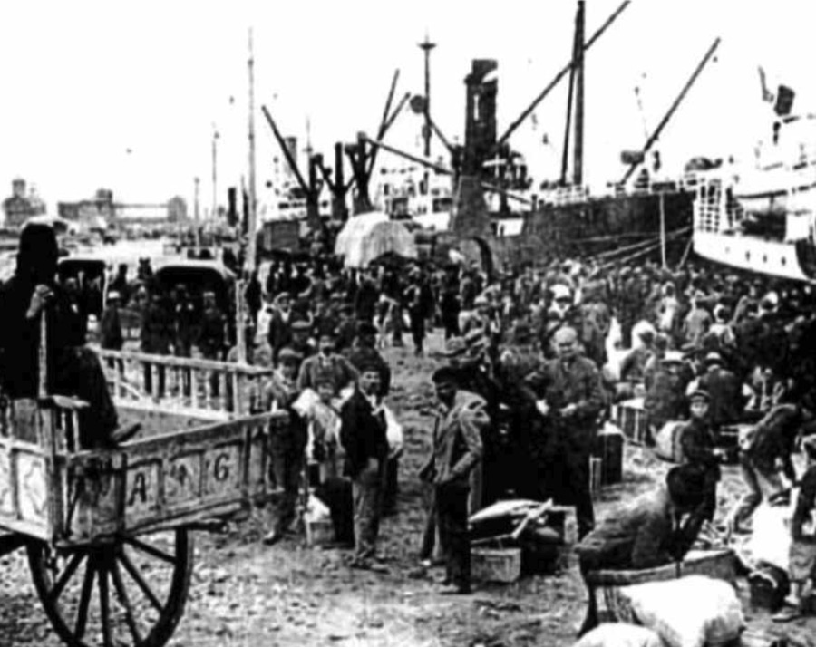 Anlegehafen für Einwanderer, mit Dampfschiff und Fuhrwerken
