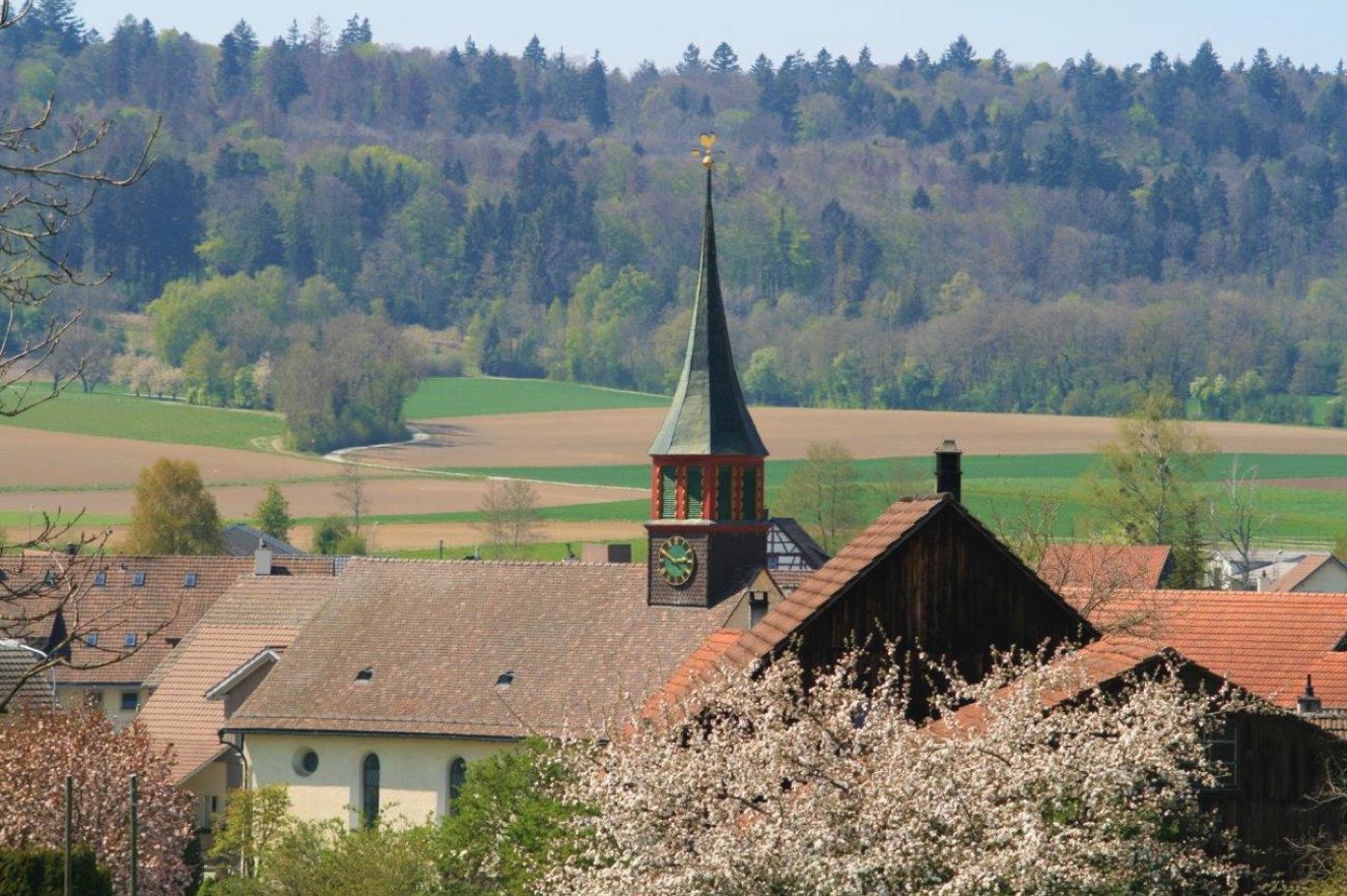 Kirchturm von Schlatt, über den Dächern des Dorfes