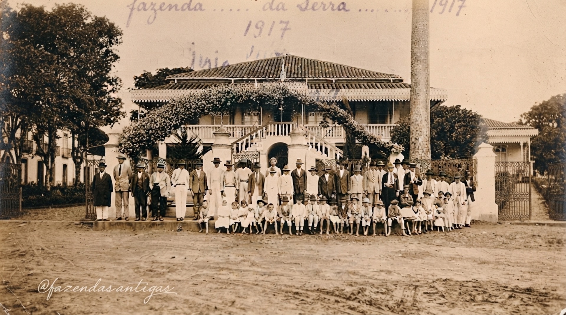 Grupo em frente a uma fazenda cafeeira, 1917