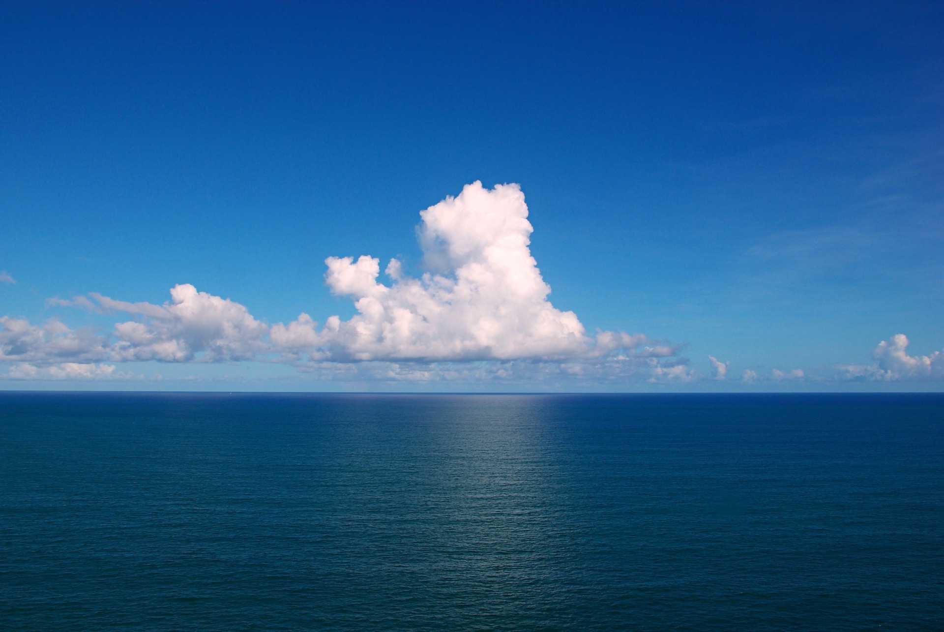 Nuvens sobre o oceano Atlântico
