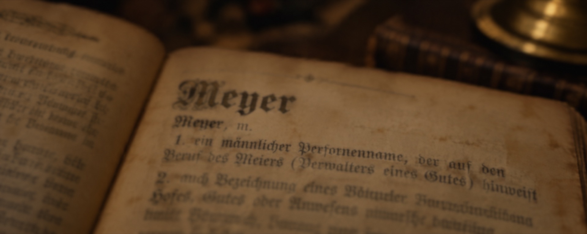Página de dicionário antigo com a definição do sobrenome Meyer